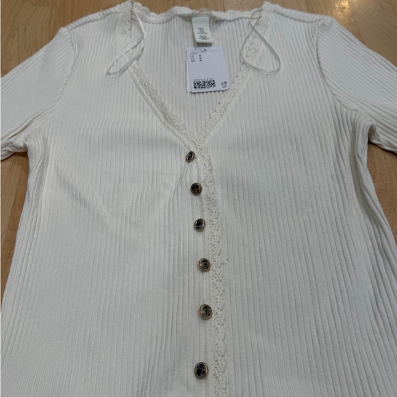 H&M Ribbed Button-Front Lace Trim Top - Picture 4 of 5